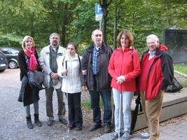 Gruppenfoto auf dem Parkplatz, mit fünf Teilnehmern sowie Herrn Nowak.