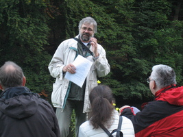 Ernst Nowak beim Vortrag, mit seinen Notizen in der Hand.