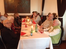 10 Gäste sitzen am Tisch